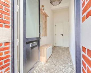 <p>Volledig gerenoveerde woning met 2 slaapkamers in de wijk Valaar in Wilrijk</p><p>Bent u op zoek naar een instapklare woning in Wilrijk? Dan is deze volledig gerenoveerde woning aan de Michel Willemslaan 130 zeker een bezoek waard.<br />De woning beschikt over twee volwaardige slaapkamers en werd volledig gerenoveerd met aandacht voor comfort en afwerking. Dankzij het EPC-label B geniet u van een energiezuinige woning. Bovendien is de elektrische installatie conform, zodat u zonder zorgen kunt verhuizen.</p><p>De woning is gelegen in de wijk Valaar, een aangename woonomgeving met winkels, scholen, openbaar vervoer en belangrijke invalswegen in de nabije omgeving. Zo combineert u rustig wonen met een vlotte bereikbaarheid.</p><p>Troeven van de woning:<br />- Volledig gerenoveerd<br />- 2 slaapkamers<br />- Energiezuinig (EPC B)<br />- Conforme elektrische installatie<br />- Instapklaar<br />- Gunstige ligging nabij winkels, scholen en openbaar vervoer</p><p>Interesse? Neem gerust contact op voor meer informatie of een bezichtiging: info@markasa.be of 03/827.72.92</p>