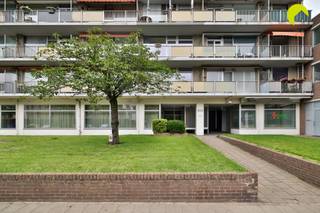 <p><span>Welkom in dit charmante, totaal gerenoveerde appartement gelegen in Hoboken, een ideale plek voor wie op zoek is naar comfort en een gezellige leefomgeving. </span></p><p><span>Bij het binnenkomen betreedt u een ruime en lichtrijke leefruimte met aansluitend de mooie keuken, perfect voor gezellige avonden met vrienden of familie. </span></p><p><span> </span></p><p><span>Dit appartement beschikt over twee comfortabele slaapkamers met grote ramen die zorgen voor voldoende natuurlijk licht. De badkamer is functioneel ingericht en voorzien van een inloopdouche, lavabo en aansluitingen voor wasmachine en droogkast.</span></p><p><span>Een apart toilet maakt het plaatje compleet.</span></p><p><span> </span></p><p><span>Geniet van de buitenlucht op het privébalkon, een perfecte plek voor uw ochtendkoffie of om te ontspannen na een drukke dag. Ondanks dat er geen garage beschikbaar is, biedt de straat voldoende parkeerruimte voor bewoners.</span></p><p><span> </span></p><p><span>Dichtbij alle nodige faciliteiten, zoals winkels, scholen en openbaar vervoer, is dit appartement een unieke kans voor starters of investeerders.</span></p><p><span> </span></p><p><span>Graag som ik voor u nog even de troeven op van dit leuke appartement in Hoboken:</span></p><ul><li><span>Gezellig appartement met 2 slaapkamers en zonnige buitenruimte</span></li><li><span>mooie parketvloer in alle kamers</span></li><li><span>Badkamer met inloopdouche</span></li><li><span>Nieuwe ramen en veiligheidsdeur</span></li><li><span>Openbaar vervoer, winkels en scholen in de nabijheid</span></li></ul><p><span> </span></p><p><span>EPC 169 kWh/m² jaar - label B</span></p><p><span>P-score (perceelscore): A</span></p><p><span>G-score (gebouwscore):</span><span> A</span></p><p><span> </span></p><p><span>Voor een bezoek ter plaatse kan u ons contacteren op het nummer 03 449 42 41 of mail ons via <span>hallo@habicom.be</span></span></p><p><span>Benieuwd naar de waarde van jouw woning? Check het gratis op <span>www.watismijnhuiswaard.be</span></span></p><p><span> </span></p>