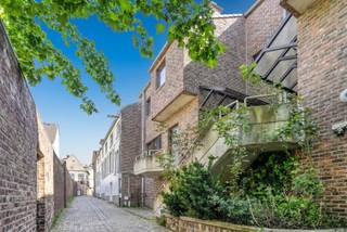 Midden in het historisch centrum van Leuven, grenzend aan het Rambergpark en vlakbij de prachtige Sint-Damiaankerk en het Damiaanplein, zijn...