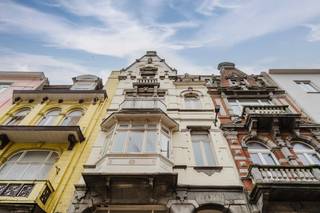 In het centrum van Blankenberge, op amper 50 meter van het strand, bevindt zich deze recent vernieuwde en bijzonder ruime woning met een...