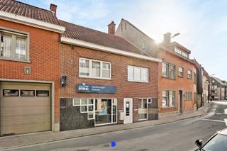 Interessante eigendom in het centrum van Meulebeke bestaande uit een gelijkvloerse kantoorruimte en een verhuurd appartement op de 1ste verdieping.<br /><br /><strong>Indeling:</strong><br />Inkomhal, wachtruimte, kantoorruimtes met op maat gemaakte bureau's, kitchenette, berging en kelder.<br />Terras.<br /><br />Op de 1ste verdieping:<br />Appartement met inkomhal, kastenwand met technieken, 1 ruime slaapkamer, living, open keuken, badkamer en zolder.<br /><br /><u><strong>Details:</strong></u><br />- instapklare kantoorruimte (momenteel ingericht als verzekeringskantoor)<br />- het appartement is zowel geschikt voor eigen bewoning als voor verhuur<br />- handelsruimte beschikbaar medio februari 2026<br />- ideale ligging centrum Meulebeke met veel parkeermogelijkheden<br />- basisakte aanwezig<br />- geen syndickosten<br />- cv op aardgas<br />- EPC KNR certificaatnummer: 20250417-0003580690-KNR-1 - Label: E<br /><br /><strong>Contact:</strong><br />Voor meer informatie of een bezoek, contacteer Stijn op 0491 61 42 19 of info@stijndebusschere.be.