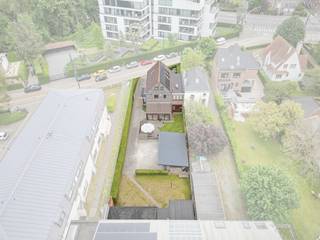 <strong>--- OPPORTUNITEIT --- building bestaande uit 3 appartementen! (5% netto huurrendement)<br /><br />--> U kan de vastgoedvideo en de verkoopdocumenten van dit zoekertje via onze eigen website terugvinden; www.vastgoedspruyt.be.<br /><br />Algemeen;</strong><br />Opbrengsteigendom (±285m²) bestaande uit 3 appartementen, 3 autostaanplaatsen en 3 carports. Achteraan het perceel (+-726m²) is er een ingerichte afzondelijke polyvalente ruimte en een ruim tuinhuis. Het pand kan geschikt zijn voor verhuur (woninghuur of kortetermijnverhuur zoals Airbnb), eigen bewoning, co-living, woning met afzonderlijke praktijk, ...<br /><br /><strong>Indeling;</strong><br />- Appartement (±116m²) gelijkvloers met 2 slaapkamers, 3 carports, tuinhuis, grote tuin en een afzonderlijke studio. (EPC = B)<br />- Appartement (±91m²) eerste verdieping met 2 slaapkamers en 2 autostaanplaatsen. (EPC = C)<br />- Appartement (±54m²) tweede verdieping met 1 slaapkamer en 1 autostaanplaats. (EPC = B)<br />- Bijgebouw (±25m²) ingericht als polyvalente ruimte.<br /><br /><strong>Bijkomende troeven;</strong><br />- Structureel is het een zeer mooie constructie.<br />- Er zijn afzonderlijke (nuts)tellers per entiteit.<br />- Het gebouw heeft steeds een zeer stabiele verhuur.<br />- Geacht te zijn vergunde toestand.<br /><br /><strong>Huurrendement;</strong><br />- Het netto huurrendement voor dit pand is 5%. Voor verdere verduidelijking, gelieve telefonisch contact op te nemen.<br /><br /><strong>RICHTPRIJS: € 1.175.000,- Hebt u interesse in deze opportuniteit? Neem contact op met Michel Spruyt 09/311.89.90 of doe een aanvraag via www.vastgoedspruyt.be.<br /><br />De verkoopdocumenten zijn ter inzage via: https://vastgoedspruyt.sharepoint.com/:f:/g/EtANkwzKdI1Ji7bjqywwvnoBC26wUsIYa7rPbmZw4m0PbQ?e=bYbfcO<br /><br />Vg-Gvv-Wg-Vkr-Gmo. Vermoedelijke asbestvrije woning - Geen beschermd monument - Geen bouwkundig erfgoed - Overstromingsgevoeligheid; P-score; D & G-score; D.</strong><br />