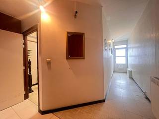 Deze goedgelegen woning combineert veel ruimte met een interessante ligging in de onmiddellijke nabijheid van winkels, scholen, diensten, openbaar vervoer, e.d. Daarnaast bieden de onmiddellijke nabijheid van natuurgebied Bospolder, het gemeentelijke zwembad en de Ekerse putten heel wat ontspanningsmogelijkheden. De woning beschikt over de goede oriëntatie om gezellige woonruimtes en een aangename buitenruimte en zonnige tuin te garanderen. Gelijkvloers vinden we een inpandige garage naast de hal die toegang naar de grote woonkeuken en achterliggende bergplaats met eveneens douche. Op de eerste verdieping ruime woonkamer en op de tweede verdieping 3 kamers waarvan 1 met bad. Achteraan gezellig terras en mooie zonnige tuin. Centrale verwarming d.m.v. gasketel. Energielabel D. Elektriciteit niet conform. Voor verdere informatie of aanvraag plaatsbezoek kan u ons contacteren via info@batimmo-vastgoed.be of 0473/45.77.37.