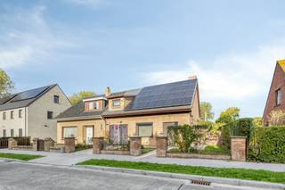 In de Sint-Donaasstraat bevindt zich deze ruime halfopen bebouwing met zonnige tuin, 3 slaapkamers en privé parkeermogelijkheid. Dankzij de recente installatie van zonnepanelen en een thuisbatterij beschikt het pand over een sterke basis op het vlak van eigen energie-opwekking. Met het bijkomend aanbrengen van de nodige isolatie brengt u dit halfopen huis te Zeebrugge in een handomdraai weer helemaal mee met de geldende energienormen.<br /><br />De woning is zeer goed gelegen! Op korte afstand bevind u zich van het strand, winkels en invalswegen naar Brugge of de verdere kust. Ook het openbaar vervoer is binnen wandelafstand. <br /><br />Indeling: <br />GLV:<br />- inkomhal met gastentoilet<br />- slaapkamer 1<br />- badkamer met ligbad en lavabo<br />- leefruimte en eetkamer met toegang tot terras en tuin<br />- keuken<br />- veranda met toegang tot tuin<br />- garage met automatische poort<br /><br />1ste verdiep:<br />- nachthall<br />- slaapkamer 2 met toegang tot extra terras/veranda<br />- bergruimte<br />- toilet<br />- slaapkamer 3 met toegang tot de zolderruimte<br />- zolderruimte<br /><br />Een unieke kans voor wie een huis wil kopen op een strategische locatie aan de kust.<br />Wenst u graag meer informatie of een bezoek? Contacteer de dossierverantwoordelijke Arne Reubens via +32 472 186 304 of arne.reubens@dewaele.com<br /><br />Dit pand is onderworpen aan de renovatieverplichting van de Vlaamse overheid voor residentiële gebouwen (behoudens bij sloop binnen 5 jaar na de aankoop). Consulteer voor meer informatie de website van het Vlaams Energie- en Klimaatagentschap via https://www.vlaanderen.be/een-woning-kopen/renovatieverplichting-voor-residentiele-gebouwen<br /><br />Bestuursmaatregelen in het maatregelenregister: nee