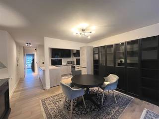 <p><span>Instapklaar appartement op toplocatie in Knokke!</span></p><p><span> </span></p><p><span>Dit charmant & lichtrijke appartement is gelegen op een uitstekende locatie in Knokke, op slechts anderhalve straat van de dijk, de zee en in een zijstraat van de Lippenslaan. Een ideale ligging voor wie wil genieten van zee, winkels en restaurants op wandelafstand.</span></p><p><span> </span></p><p><span>Het appartement bevindt zich op de vierde verdieping, bereikbaar met de lift en is uitgerust met een videofonie-installatie.</span></p><p><span> </span></p><p><span>De ruime leefruimte geniet van veel natuurlijk licht en is afgewerkt met een tegelvloer in parketlook, wat zorgt voor een warme & stijlvolle uitstraling. Aansluitend bevindt zich de mooie open keuken, volledig uitgerust met vaatwasmachine, oven, koelkast en diepvries - perfect voor comfortabel verblijf of tweede verblijf aan zee. </span></p><p><span> </span></p><p><span>Er zijn twee terrassen aanwezig:</span></p><p><span>- één aan de leefruimte - zuid georiënteerd</span></p><p><span>- één aan de slaapkamers, voor extra rust en privacy</span></p><p><span> </span></p><p><span>De badkamer is praktisch ingericht met een lavabomeubel, inloopdouche en handdoekradiator. Tevens voorziening om het plaatsen van een wasmachine.</span></p><p><span>Daarnaast een apart gastentoilet.</span></p><p><span> </span></p><p><span>Verder zijn er twee ruime slaapkamers, beide met rechtstreeks toegang tot het achterliggende terras.</span></p><p><span> </span></p><p><span>Tot slot hoort er ook een privékelder bij het appartement, ideaal voor extra bergruimte.</span></p><p><span>Tevens fietsenberging aanwezig.</span></p><p><span> </span></p><p><span>Betreft de EPC score: de buitenmuren en dak moeten extra geïsoleerd worden tegen 2050 via de gemeenschap; geen private renovatie nodig.</span></p><p><span> </span></p><p><span>Een ideaal appartement als tweede verblijf, investering of vaste woonst op een absolute topligging in Knokke!</span></p>