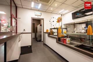 Handelszaak met heel veel potentieel!<br /><br />Deze zeer goed draaiende broodjeszaak, gelegen vlakbij het Erasmusziekenhuis, is over te nemen (handelsfonds + locatie). Het ligt in de galerij net voor de ingang van het ziekenhuis, eveneens goed en snel te bereiken via de overdekte parking. Er zijn tal van andere handelszaken aanwezig in de galerij. Het zorgt elke dag voor ontzettend veel bezoekers. <br /><br />Extra troeven :<br />- Door de jarenlange goede zorgen van de eigenaars is Le Nouveau Matin uitgegroeid tot een zeer gerenommeerde naam ver buiten de site van het Erasmus ziekenhuis zelf.<br />- Mede door het gebruik van dagverse producten werd er een vast cliënteel opgebouwd. Buiten de broodjes zijn er tal van andere zaken te verkrijgen. <br />- De passage aan de zaak is enorm. Vanaf 8h 's ochtends tot ver in de namiddag lopen voorbijgangers continu langs.<br />- Door de zonnepanelen op de galerij geniet je mee van een verlaagd energie verbruik.<br />- Ook de campus van de universiteit ligt vlakbij. Welke steeds zorgt voor een klanten toestroom. <br />- De Metrohalte Erasme is vlakbij<br />- Ondanks de zaak momenteel uitgebaat wordt als broodjeszaak, zijn er tal van andere mogelijkheden ter invulling van de handelszaak. <br />- In onderling overleg en indien gewenst kunnen de huidige uitbaters nog een periode inspringen in de zaak om een goede en vlotte overgang te voorzien.<br /><br /><br />De huurprijs bedraagt momenteel 1230 EUR per maand en wordt mee overgedragen. <br /><br />Maak snel een afspraak ter plaatse om deze unieke opportuniteit te bespreken. <br /><br />Bel Top Vastgoed voor een bezoek op 0475 700 700.
