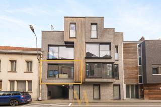 Dit recente en energiezuinige appartement (bouwjaar 2018 – EPC Label A) geniet van een uitstekende ligging in het centrum van Waregem, op wandelafstand van winkels, scholen, openbaar vervoer en het prachtige Park Baron Casier.<br /><br />Het appartement beschikt over een inkomhal met gastentoilet, een lichtrijke leefruimte met open, volledig uitgeruste keuken en praktische berg-/wasruimte. Verder zijn er 2 volwaardige slaapkamers, waarvan één met ingemaakte kasten en toegang tot het terras, en een moderne badkamer met inloopdouche en dubbel lavabomeubel.<br /><br />Een absolute troef is het uitzonderlijk ruime terras van ca. 25 m², waar u in alle rust kunt genieten van het buitenleven.<br /><br />Troeven:
<ul>
<li>EPC Label A – energiezuinig wonen</li>
<li>Conforme elektriciteitskeuring</li>
<li>Direct verhuurbaar, ideaal als investering</li>
</ul>
Mogelijkheid tot aankoop van een ruime garagebox met elektrische poort, verlichting en elektriciteit voor € 35.000.<br /><br />Een instapklaar appartement met een uitstekende ligging, veel comfort en een sterke energiescore. Ideaal voor eigen bewoning of als zorgeloze investering!<br /><br />Interesse? Contacteer ons voor meer informatie of een bezoek ter plaatse. <br />Contacteer Maxime Vanneste via 0498 44 78 00 of info@maximevanneste.be.
