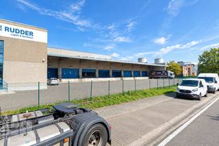Ce vaste bâtiment d’entreprise offre 4 500 m² d’espace de stockage, complétés par 200 m² de bureaux, constituant ainsi une excellente solution pour les entreprises actives dans la logistique, le stockage, la distribution ou la production.<br /><br />Le site bénéficie d’une situation stratégique dans la zone d’activités centrale de Vilvorde, entre les parcs d’activités Cargovil et Broek. Grâce à la proximité de l’E19, de l’E40, de l’A12 et de la N1, le site bénéficie d’une excellente accessibilité vers Bruxelles et l’aéroport.<br /><br />La vaste superficie d’entrepôt offre de nombreuses possibilités pour un stockage efficace et diverses activités professionnelles. L’espace de bureaux adjacent permet de combiner facilement les fonctions opérationnelles et administratives au sein d’un même ensemble.<br /><br />Contactez <strong>PANORAMA B2B</strong> pour plus d’informations ou pour organiser une visite sans engagement au <strong>0477 30 40 05.</strong>