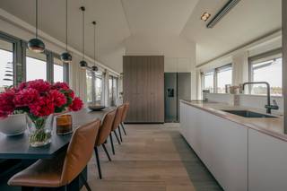 Op zoek naar een exclusief penthouse te koop in Harelbeke? Aan de gegeerde Banmolens geniet u van een uniek frontaal zicht op de Leie, met een adembenemend 180° panorama over het water en de groene omgeving. Deze uitzonderlijke duplex-penthouse combineert rust, ruimte en luxe met een uiterst centrale ligging en vlotte bereikbaarheid richting Harelbeke, Kuurne en Kortrijk.De penthouse strekt zich uit over de twee bovenste verdiepingen en is bereikbaar via lift op beide niveaus. Dankzij de grote raampartijen baadt het appartement in natuurlijk licht en geniet u vanuit quasi elke ruimte van het indrukwekkende Leiezicht. De hoogwaardige afwerking met kwalitatieve materialen zorgt voor een warme en tijdloze uitstraling.Op de 6de verdieping bevindt zich de lichtrijke leefruimte met open keuken, eetplaats en gezellig salon, uitgevend op het ruime zonneterras met fenomenaal zicht over het water. Op de 5de verdieping vindt u een stijlvolle hobbyruimte/mancave met biljart en bar, een ruime master bedroom, dressing en badkamer. Dankzij de royale oppervlaktes kunnen eenvoudig extra slaapkamers gecreëerd worden.Troeven: frontaal Leiezicht, royale volumes, uitzonderlijk lichtrijk, hoogwaardige afwerking, lift op beide verdiepingen, uniek terras en mogelijkheid tot garagebox en/of staanplaats.Meer info via Matthias Vanneste – 0479 67 68 48Bestuursmaatregelen in het maatregelenregister: nee