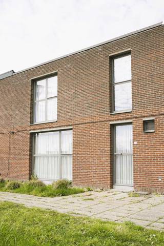 Op te frissen woning en met 3 slaapkamers en aparte garage gelegen in een zeer rustige woonwijk nabij de ring en het centrum van Turnhout. Openbaar vervoer en school vindt u binnen een straal van 300 m, ook de verbinding met de E34 ligt binnen een straal van 1 km.<br />De inkomhal geeft uit op een apart gastentoilet, de keuken en de woonkamer. De keuken is uitgerust met een gasvuur, ijskast met vriesgedeelte en een nieuwe oven. De woonkamer geniet dankzij de grote raampartijen langs weerskanten van ruim voldoende lichtinval. Op de eerste verdieping treffen we 3 slaapkamers met groottes van respectievelijk 9 m², 10 m² en 14 m² alsook een apart gastentoilet en een badkamer met dubbele lavabo en zitbad/douche. Achteraan de woning bevindt zich een binnentuin waar u lekker in het zonnetje kan vertoeven dankzij de zuidwestgerichte oriëntatie. Ook de garage bevindt zich hier net als een overdekt terras tussen de keuken en de garage. Verder is er reeds CV op aardgas (HR+) en overal dubbele beglazing.<br />