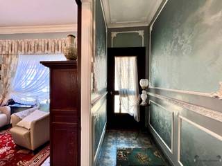 <p><span>Deze gezinswoning in Hamme biedt 149 m² bewoonbare oppervlakte op een perceel van 260 m².</span></p><p><span>De woning omvat een leefruimte, keuken, drie slaapkamers en een badkamer. Dankzij de praktische indeling vormt ze een uitstekende basis voor gezinnen of kopers die de woning naar eigen smaak willen moderniseren.</span></p><p><span>Verder beschikt het pand over een garage voor de wagen.</span></p><p><span>De tuin met terras biedt een aangename buitenruimte, terwijl de ruime werkplaats achteraan tal van mogelijkheden creëert voor hobby's, opslag of een atelier.</span></p><p><span>De woning beschikt over een EPC-label F en dient energetisch gerenoveerd te worden, wat kopers de mogelijkheid biedt om de woning volledig naar eigen smaak en hedendaagse comfortnormen te vernieuwen. </span></p><p><span> </span></p><p><span>Gelegen in Hamme, nabij winkels, scholen en andere voorzieningen, is dit een interessante opportuniteit voor wie op zoek is naar een woning met potentieel, ruime buitenruimte en diverse uitbreidings- of renovatiemogelijkheden.</span></p>