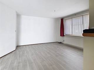 Instapklare woning in een rustige straat te Steendorp.<br /><br />Dit huis wordt te koop aangeboden in de rustige Kerkhofstraat te Steendorp / Temse. Het is zeer goed bereikbaar vanaf de E17 autosnelweg en de N16 rijksweg. Openbaar vervoer en scholen zijn vlakbij.<br /><br />Het huis is uitgerust met alle basiscomfort en beschikt over een energielabel D. Er is geen renovatieplicht. Er is centrale verwarming, dakisolatie en de muren zijn deels geïsoleerd. De elektriciteit is conform.<br /><br />Indeling:<br />. inkomhal met gastentoilet<br />. woonkamer met zicht op het terras<br />. keuken met gaskookvuur en aansluitingen voor een vaatwasser.<br />. garage<br />. terras met veel privacy<br />. nachthal<br />. grote slaapkamer<br />. kleine slaapkamer<br />. badkamer met ligbad<br /><br />Deze woning die te koop wordt aangeboden in Steendorp is geschikt voor alleenstaanden, koppels en kleine gezinnen.<br /><br />Deze woning is ideaal voor verhuur, beschikt over een conformiteitsattest en biedt een mooi huurrendement.<br />Bekijk zeker ook onze rendementsberekening via dewaele.com.<br /><br />Wees er snel bij en plan vandaag nog uw bezoek !<br /><br />Bestuursmaatregelen in het maatregelenregister: nee