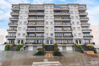 Wij bieden u met plezier dit tweeslaapkamerappartement op de begane grond aan, op te frissen, gelegen in het centrum van Wavre, op een...