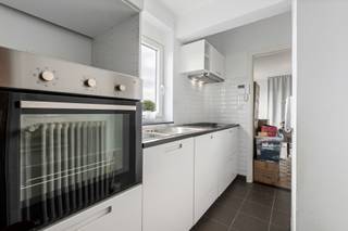 Volledig gerenoveerd en lichtrijk appartement met 3 slaapkamers en terras met aangenaam open zicht.<br /><br />Op een uitstekende locatie, vlak bij het centrum, openbaar vervoer en het ziekenhuis, bevindt zich dit volledig vernieuwde en instapklare appartement met drie slaapkamers.<br /><br />Dankzij de recente totaalrenovatie geniet u van een energiezuinige woonst met onder meer hoogrendementsbeglazing, een recente condensatieketel, een moderne ingerichte keuken en een stijlvolle badkamer. <br /><br />De indeling omvat een inkomhal, gastentoilet, praktische berging, drie volwaardige slaapkamers, een ruime en lichtrijke woonkamer met parketvloer, een volledig ingerichte keuken (oven, keramische kookplaat, koelkast, dampkap), een comfortabele badkamer en een gezellig terras.<br /><br />Daarnaast beschikt het appartement over een privatieve kelderberging. Voor het gebouw zijn er ruime parkeermogelijkheden.<br /><br />Garage afzonderlijk aan te kopen voor €29.000<br /><br />TROEVEN van dit appartement:<br /><br />- energiezuinig<br />- modern comfort<br />- open en toch centrale ligging