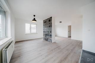 Evere – Gerenoveerd 2-slpk appartement met terras + kelderOp slechts 150m van station Bordet, op de bovenste verdieping met lift, ontdek dit...