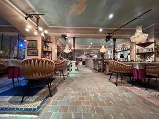 Horecazaak op de zeedijk van Zeebrugge in het prestigieuze gebouw “Residentie Palace”, bestaande uit een inkomhal met bergruimte, ingerichte commerciële ruimte/verbruikzaal van +/-120 m2 met ingerichte bar, propere toiletten, uitgeruste keuken, berging, aparte afwasruimte, grote kelderberging van +/-25 m2.<br /><br />Extra troeven:<br />
<ul>
<li>Unieke locatie</li>
<li>Bruikbare vloeroppervlakte van 238 m2</li>
<li>Studio inclusief</li>
<li>Voormalig koffiehuis Salon Monet</li>
<li>Prachtig pand in residentie Palace</li>
<li>Instapklaar!</li>
</ul>
<br />Wenst U verdere inlichtingen of bezoek? Deze eigendom is te koop ZONDER makelaar via het concept van Smart Houses!<br />Contacteer rechtstreeks de eigenaar via +32475929929