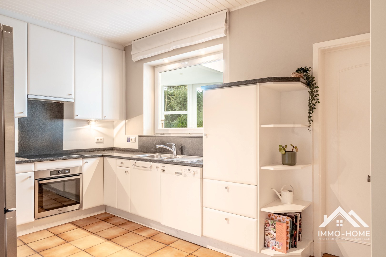 Charmante instapklare halfopen woning met ruime oprit! - foto 4