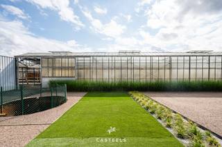 Deze uitzonderlijke tuinbouwsite ligt in het hart van de Vlaamse sierteeltregio en biedt circa 17.825m² hectare aan ruimte en mogelijkheden. De...