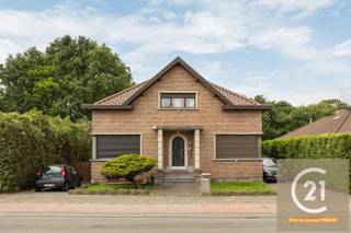 <p>Ontdek deze ruime en karaktervolle villa op een uitstekende ligging in Machelen, op de grens met Vilvoorde. Deze eigendom combineert royale leefruimtes, een prachtige tuin en tal van praktische voorzieningen, waardoor ze de ideale woning vormt voor gezinnen die op zoek zijn naar ruimte, comfort en privacy.</p>
<p>Bij het betreden van de woning wordt u verwelkomd in een ruime inkomhal die meteen een gevoel van grandeur uitstraalt. Op het gelijkvloers bevindt zich een grote slaapkamer met een eigen badkamer, ideaal als master suite, gastenkamer of voor wie graag gelijkvloers woont. Verder beschikt de villa over een lichtrijke woonkamer en een aparte eetkamer die samen een aangename leefomgeving creëren voor het hele gezin. De zeer ruime keuken biedt meer dan voldoende werk- en opbergruimte en wordt aangevuld met een praktische berging. Een afzonderlijk toilet vervolledigt deze verdieping.</p>
<p>Vanuit de leefruimtes heeft u toegang tot een indrukwekkend terras van ongeveer 40 m² dat uitkijkt op de grote tuin. Deze buitenruimte vormt de perfecte plek om te genieten van zonnige dagen, gezellige diners met familie en vrienden of gewoon van de rust en het groen rondom de woning.</p>
<p>Op de eerste verdieping bevinden zich drie ruime slaapkamers, waarvan één beschikt over een eigen dressing. Daarnaast is er een bijzonder grote badkamer met een tweede toilet, wat zorgt voor optimaal comfort voor het hele gezin.</p>
<p>De woning beschikt bovendien over een ruime kelder die tal van mogelijkheden biedt als opslagruimte, hobbyruimte of werkatelier. Buiten geniet u van een uitzonderlijk grote tuin die een oase van rust vormt. Achteraan de tuin bevindt zich een grote garage, terwijl aan de achterzijde van de villa nog twee extra garages aanwezig zijn. Op hetzelfde niveau als de tuin bevindt zich bovendien een bijkomend ruim terras, waardoor u op verschillende plaatsen rondom de woning van het buitenleven kunt genieten.</p>
<p>Een bijkomende troef is dat het dak enkele jaren geleden volledig werd vernieuwd, wat de woning extra waarde en gemoedsrust geeft voor de toekomst.</p>
<p>Dankzij de combinatie van royale ruimtes, meerdere garages, een prachtige tuin en een strategische ligging nabij Vilvoorde, Brussel en de belangrijkste invalswegen, biedt deze villa een unieke kans voor wie op zoek is naar een ruime gezinswoning met bijzonder veel potentieel.</p>