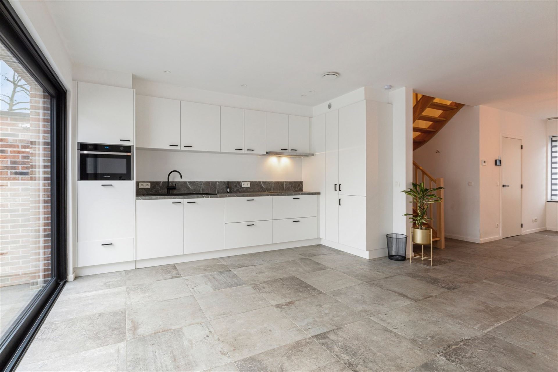 Maison rénovée comprenant 3 chambres, 2 salles de bains et une surface habitable de 171 m². La maison dispose d'un jardin privatif, spacieux et ensoleillé, bénéficiant d'un emplacement privilégié à Schilde ! - photo 4