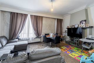 <p><span>Appartement (79 m²) met 2 slaapkamers en terras (3 m²) in Borgerhout.</span></p><p><span> </span></p><p><span>Op deze centrale locatie tussen de Turnhoutsebaan en de Plantin en Moretuslei geniet je van alles wat de stad te bieden heeft, maar bereik je tegelijk de stadsrand en de snelweg in slechts enkele minuten. Aan velo- en openbare vervoersmogelijkheden heb je hier geen gebrek en ook is er een ruim aanbod aan (lokale) winkels en voorzieningen te vinden in de buurt. </span></p><p><span> </span></p><p><span>Het appartement bevindt zich op de derde verdieping van een hoekgebouw van 3 hoog, waarvan het dak conform geïsoleerd is. De vaste kosten bedragen €733/kwartaal en omvatten water, verwarming (op gas met tussenmeters), blokpolis, syndicus en onderhoud van de gemene delen. Er is een conforme lift aanwezig, de elektriciteit is AREI-conform en de ramen beschikken over dubbele PVC-beglazing. </span></p><p><span> </span></p><p><span>Je komt binnen in de hal, die voor de verbinding zorg tussen alle aanwezige ruimtes. Enkele ingemaakte kasten zorgen hier voor extra bergruimte. Aan de voorzijde treffen we de ruime woonkamer (25 m²) en links hiervan een eerste slaapkamer van 18 m². Aan de achterzijde situeren zich de tweede slaapkamer (11 m²) en aparte keuken (7 m²) met basisuitrusting. Van hieruit heb je toegang tot het zuid-georiënteerde terrasje (3 m²). De badkamer (4 m²) is voorzien van een lavabo en douchecabine en biedt ruimte om een wasmachine te plaatsen. De wc is apart.</span></p><p><span> </span></p><p><span>Tot slot staat er nog een privatieve kelderberging ter beschikking. Bewoonbare opp. 79 m² ref.: bruto vloeropp. EPC. Voor meer info of een gratis schatting surf naar </span><span><span>www.hansimmo.be</span></span></p><p><span> </span></p><p><span> </span></p>