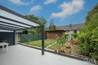 Deze verzorgde en verrassend ruime woning aan de Rietschoorveldelaan 37 te Merksem biedt dankzij haar praktische indeling en vier slaapkamers heel wat ruimte voor een gezin.<br /><br />De woning beschikt over een ruime en lichtrijke leefruimte, ingedeeld in een gezellige zit- en eetplaats. Aansluitend bevindt zich de geïnstalleerde keuken met voldoende kastruimte en werkoppervlak.<br /><br />Op de verdiepingen treffen we maar liefst vier slaapkamers van verschillende grootte, waardoor er naast volwaardige slaapkamers ook mogelijkheden zijn voor bijvoorbeeld een bureau-, hobby- of kinderkamer. De badkamer is ingericht met een ligbad met douchevoorziening, een dubbel wastafelmeubel en toilet.<br /><br />De verschillende ruimtes genieten van veel natuurlijke lichtinval en de woning maakt een verzorgde indruk. Hoewel keuken, badkamer en bepaalde afwerkingen eerder klassiek zijn, vormt dit tegelijkertijd een mooie opportuniteit voor wie de woning op termijn volledig naar eigen smaak wil moderniseren.<br /><br />Troeven:<br /><br />4 slaapkamers;<br />Ruime en lichtrijke leefruimte;<br />Geïnstalleerde keuken;<br />Badkamer met ligbad en dubbele wastafel;<br />Veel natuurlijke lichtinval;<br />Centrale verwarming met radiatoren;<br />Verzorgde woning;<br />Interessante gezinswoning met verdere moderniseringsmogelijkheden.<br />Een woning met veel ruimte en potentieel, ideaal voor wie op zoek is naar een gezinswoning in Merksem.<br />De beschikbare documenten kan u terugvinden via de downloads op onze website.<br />Voor meer informatie kan u terecht op www.hansvastgoed.com of contact opnemen via info@hansvastgoed.com of +32 3 366 05 30.