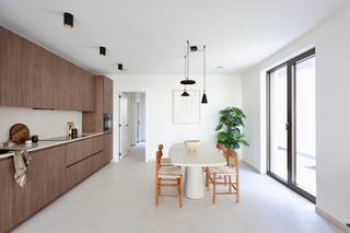 [[ DIT PAND NEEMT DEEL AAN DE ERA OPEN HUIZEN DAG OP 14/3 VAN 14:30 TOT 15:30 ]]
<p>Nieuwbouwappartement te koop in Grimbergen</p><p><br /></p><p>Gelijkvloers appartement in het centrum in de schaduw van de Sint-Servaasbasiliek met 1 slaapkamer en 2 terrassen. Dit appartement beschikt over een privé inkom.</p><p>Het appartement is als volgt ingedeeld:</p><p>Inkomhall met vestiaire, living met open keuken en toegang tot het terras 12,3m² met zicht op de binnentuin. Naast de keuken vinden we de berging met aansluiting voor wasmachine en droogkast. Nachthall met apart toilet, slaapkamer met aansluitende douchekamer. Vanuit de slaapkamer is er nog toegang tot een terras 5,99m².</p><p><br /></p><p><strong>Troeven:</strong></p><ul><li>in het centrum gelegen</li><li>op wandelafstand van winkels en openbaar vervoer</li><li>in de omgeving van het Prinsenbos</li><li>Bijna Energie Neutraal</li><li>Fietsenstalling</li><li>2 aangename terrassen</li><li>privé inkom<strong>﻿</strong></li></ul>