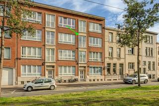 <p>Gelegen aan de De Bruynlaan 110 in Wilrijk vinden we dit aangename appartement van ca. 77 m², een interessante opportuniteit voor starters, ondernemers of wie op zoek is naar een appartement met mogelijkheden om volledig naar eigen smaak in te richten.<br /><br />De woning dateert uit 1955 en beschikt over een praktische indeling met een inkomhal, een lichte woonkamer, een aparte ruimte die dienst kan doen als bureau of slaapkamer, een keuken met toegang tot het terras, een slaapkamer en een badkamer. Dankzij de aanwezigheid van een afzonderlijke bureau-/slaapkamer biedt het appartement bovendien mogelijkheden voor wie wonen en werken graag wil combineren.<br /><br />Het appartement wordt verwarmd zonder centrale verwarmingsinstallatie en biedt bij een verdere renovatie de mogelijkheid om de technieken en afwerking volledig af te stemmen op de hedendaagse woonwensen. Reeds aanwezig zijn de PVC-ramen met HR-glas en met een EPC-label B (193 kWh/m²/jaar) beschikt de woning over een gunstige energetische basis.<br /><br />Het aangename terras vormt een mooie aanvulling en zorgt voor leuke buitenruimte. Mits de nodige opfriswerken kan hier een comfortabele en persoonlijke woning worden gecreëerd op een interessante locatie in Wilrijk.<br /><br />Interesse? Neem contact op via info laura@wellimmo.net of bel naar 03 225 00 68<br /><br />Bekijk alvast de videotour, het grondplan, gunstig EPC, asbestattest via onze Wellimmo-site (documenten)</p>