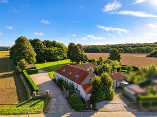 KARAKTERVOLLE VIERKANTSHOEVE MET 7 SLAAPKAMERS, (22 personen) uitzonderlijk gelegen in het LANDELIJKE SCHORISSE (MAARKEDAL) op een INDRUKWEKKEND PERCEEL van CA. 11.255 M². Deze VEELZIJDIGE EIGENDOM is gelegen in AGRARISCH GEBIED en wordt momenteel ZONEVREEMD UITGEBAAT ALS VAKANTIEWONING. De combinatie van het AUTHENTIEKE HOEVEKARAKTER, het ROYALE TERREIN en het OMVANGRIJKE WOONVOLUME maakt dit tot een bijzondere eigendom in het hart van de VLAAMSE ARDENNEN. Binnenin beschikt de hoeve over verschillende KNUSSE LEEFRUIMTES, die het LANDELIJK KARAKTER van het geheel extra benadrukken. Daarnaast zijn er maar liefst 7 SLAAPKAMERS en vormt de RUIME POLYVALENTE ZAAL een absolute blikvanger. De woning biedt hierdoor tal van mogelijkheden, steeds rekening houdend met de geldende stedenbouwkundige voorschriften en de zonevreemde bestemming.<br />Ook buiten komt het unieke karakter van deze eigendom volledig tot zijn recht. Het domein omvat een RUIME OPRIT, een fraai aangelegd gazon, een BOSRIJK GEDEELTE en een achterliggende WEIDE. Hierdoor geniet u van een uitzonderlijk gevoel van ruimte, groen en privacy, midden in het glooiende landschap van Schorisse.<br /><br />Adres: Bosterijststraat 3 te Schorisse (Maarkedal)<br /><br />EPC: 437kWh/m²; G-score en P-score A; Renovatieverplichting van toepassing; Bestuursmaatregelen in het maatregelenregister: Neen; Beschikbaar bij akte