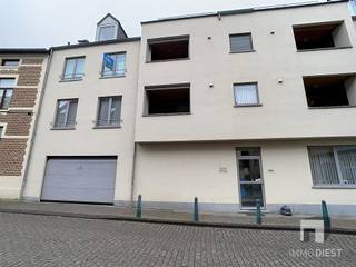 Prachtig  appartement van 140 m² met veel lichtinval bestaande uit drie slaapkamers met gesloten autostaanplaats in het hartje van Diest. Het...