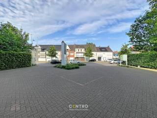 Wordt u de nieuwe buur van Argenteuil esthetiek, spa &amp; welness ?<br /><br /><u><strong>Benaderende OPPERVLAKTEN:</strong></u><br /><em><strong>Constructie - bewoonbare oppervlakten</strong></em><br />Gelijkvloers: 240 m²<br />Terras: 40 m²<br />Gemeenschappelijke parkeerplaatsen: ± 10<br /><br /><u><strong>INDELING / AFWERKING:</strong></u><br />Inkom - ontvangstbalie - vestiaire - technisch lokaal - 2 kitchenettes - berging - refter met keuken - terras.<br />Instaplaar kapsalon met 6 wasbakken, 7 kappersstoelen met spiegel.<br /><br /><u><strong>GROTE TROEVEN van dit pand:</strong></u><br />- Overal ingewerkte LED-verlichting en plafond-speakers.<br />- Grote glaspartij achteraan met gezellig terras.<br />- Onmiddellijk instapklaar door de vele vaste inrichting. <br />- Reclame-totem.<br /><br /><u><strong>NUTSVOORZIENINGEN:</strong></u><br />Stadswater, regenwater (10.000L), elektriciteit, gas, telefonie/internet, riolering. <br /><br /><u><strong>BESTEMMINGSMOGELIJKEDEN:</strong></u><br />Dienstverlening, medische beroepen, praktijkruimte, kapsalon, ....<br /><br /><u><strong>LIGGING:</strong></u><br />Gelegen in het bruisende centrum van Roeselare – de Westlaan heeft tal van winkels, apotheek, banken, grootwarenhuizen (Delhaize, Lidl,..).<br />Zichtlocatie: veel passage door omliggende winkels, ...  MOBISCORE 9,0/10 !<br /><br /><u>* Bijzonderheden</u><br />- Onmiddellijk beschikbaar <br />- Huurprijs is exclusief de onroerende voorheffing volgens het aanslagbiljet<br />- Onze referentie op <strong>www.centro.be</strong>: <strong>L0198 </strong>of contacteer ons via <strong>050700102</strong><br /><br /><strong>CENTRO | BEDRIJFSVASTGOED</strong> is reeds 25 jaar <u>gespecialiseerd in de bemiddeling van commercieel- en bedrijfsvastgoed in West- en Oost Vlaanderen</u>.<br /><strong>Wilt u ook weten hoeveel uw bedrijfsgebouw waard is?</strong><br />Contacteer ons vrijblijvend voor een marktconforme waardebepaling van uw pand. 