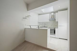 <p>Deze goed onderhouden woning geniet van een uitstekende ligging in Vilvoorde, op korte afstand van het mooie domein Drie Fonteinen en met een vlotte verbinding dankzij het openbaar vervoer.</p><p>De woning biedt een aangename woonindeling en vormt een ideale basis voor wie op zoek is naar een eerste woning of een interessante investering. De elektriciteitsinstallatie is conform, wat een belangrijke troef is.</p><p><br /></p><p>De woning beschikt momenteel over een EPC-label E. Hierdoor is de renovatieplicht van toepassing en dienen er op termijn energetische verbeteringswerken uitgevoerd te worden. Dit biedt toekomstige eigenaars bovendien de mogelijkheid om de woning verder te moderniseren en het energiecomfort te verbeteren.</p><p><br /></p><p><strong>Indeling:</strong></p><p>Deze gesloten bebouwing omvat een woonkamer (25 m²), een aparte keuken (met vaatwasser, kookplaat, oven, koelkast), twee slaapkamers (14 m² en 16 m²), apart toilet, badkamer en een praktische kelder. De woning beschikt over dubbele beglazing, PVC- en houten ramen, en manuele rolluiken.</p><p><br /></p><p><strong>Troeven:</strong></p><ul><li>Goed onderhouden</li><li>Centrale ligging nabij alle voorzieningen</li><li>Elektriciteit conform</li><li>Kelder met extra bergruimte</li></ul><p>Meer informatie? Contacteer Maïthé Carrasco via +32 2 270 90 75.</p>