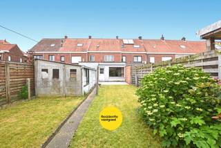 Gezinswoning met 3 slaapkamers en zongerichte tuin in Izegem! Op een goede rustige locatie in centrum Izegem bevindt zich deze ruime gezinswoning met tal van mogelijkheden. De woning beschikt over een lichtrijke leefruimte, drie volwaardige slaapkamers, een zongerichte tuin en een vaste trap naar de zolder. Bij het betreden van de woning komt u terecht in de inkomhal die toegang biedt tot de leefruimte. De veranda sluit aan op de gezellige leefruimte, waar u geniet van een aangenaam zicht op de tuin. Verder vindt u op het gelijkvloers een keuken, een badkamer, een apart gastentoilet en een garage die ideaal dienstdoet als fietsenberging of opslagruimte. Op de eerste verdieping bevinden zich drie zeer ruime slaapkamers. Via een vaste trap bereikt u de zolder, die potentieel biedt voor het creëren van extra kamers, een bureau of hobbyruimte.<br />Daarnaast beschikt de woning over een praktische kelder en een zongerichte tuin waar u in alle rust kunt genieten van het buitenleven. Deze woning is op te frissen en vormt dankzij haar ruime indeling en gunstige ligging een uitstekende opportuniteit voor wie op zoek is naar een woning die volledig naar eigen smaak kan worden ingericht. Bent u op zoek naar een woning met potentieel op een goede locatie in Izegem? Dan is deze eigendom zeker een bezoek waard.<br />De vermelde prijs is een richtprijs; elk bod wordt voorgelegd aan de eigenaar, die het recht heeft dit te aanvaarden of te weigeren.<br />EPC:F