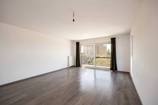 Omgeving
Dit lichtrijke hoekappartement is gelegen in een aangename en residentiële buurt met een uitstekende bereikbaarheid. In de directe omgeving vind je winkels, supermarkten, scholen en horecazaken. Ook het openbaar vervoer bevindt zich op wandelafstand en dankzij de vlotte verbinding met de A12 en de Antwerpse Ring bereik je Antwerpen en de omliggende gemeenten in een mum van tijd. Daarnaast zorgen verschillende groene zones zoals het Schoonselhof en de Hobokense Polder in de buurt voor de nodige ontspanning.
Indeling
Het appartement, gebouwd in 2011, verwelkomt je in een centrale inkomhal die toegang biedt tot alle ruimtes. Vooraan bevindt zich de ruime en lichtrijke woonkamer met een open, volledig geïntegreerde keuken. Dankzij de hoekligging geniet de leefruimte van een overvloed aan natuurlijk daglicht. Aansluitend is er een gezellig terras waar je in alle rust kan genieten.
Achteraan het appartement bevinden zich twee volwaardige slaapkamers, de badkamer en een extra open ruimte die perfect kan worden ingericht als bureau, dressing of speelhoek. Verder beschikt het appartement over een afzonderlijk gastentoilet en een praktische berging met aansluitingen voor wasmachine en droogkast.
Een ondergrondse parkeerplaats is verplicht mee aan te kopen voor €17.000. Daarnaast is er een gemeenschappelijke fietsenberging aanwezig.
Troeven
- Twee slaapkamers
- Terras
- Ondergrondse parkeerplaats ( extra aan te kopen)
- Modern gebouw
- Instapklaar
Technische gegevens
Het appartement behaalt een gunstig EPC-label B en wordt verwarmd via een energiezuinige condenserende gasketel. Bovendien is de elektrische installatie volledig conform de geldende regelgeving, waardoor je als koper zonder zorgen kan intrekken.
