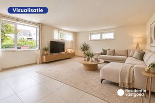 Welkom in de Sint-Alfonsusstraat 63, waar u dit instapklare en recent appartement terugvindt, pal in het centrum van Roeselare! Dankzij de centrale ligging bevinden scholen, openbaar vervoer, supermarkten, winkels en tal van andere voorzieningen zich op wandelafstand.<br /><br />In 2015 onderging het appartementsgebouw een volledige transformatie, waarbij het appartement volledig opnieuw geplaatst werd. Hierdoor geniet het appartement van hedendaags wooncomfort, een gunstig EPC-label B en een conforme elektrische installatie!<br /><br />Bij het betreden van het appartement komt u terecht in de inkomhal met afzonderlijk gastentoilet. De ruime en lichtrijke leefruimte sluit naadloos aan op de open, volledig uitgeruste keuken. Verder beschikt het appartement over een volwaardige slaapkamer en een badkamer, voorzien van een inloopdouche en wastafel.<br /><br />Op zoek naar een instapklaar appartement op een toplocatie in Roeselare? Dan is dit appartement absoluut een bezoek waard! Bovendien is dit eigendom zowel interessant voor eigen bewoning als voor investeerders.<br /><br />Interesse? Contacteer ons vandaag nog voor meer informatie of een bezoek ter plaatse.<br /><br />De vermelde prijs is een richtprijs. Elk bod, hoger of lager, wordt voorgelegd aan de eigenaar, die zich het recht voorbehoudt dit te aanvaarden of te weigeren.<br /><br />Neem voorsprong met een vrijblijvende schatting via:<br />www.residentievastgoed.be/gratisonlineschatten
