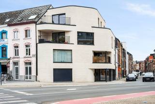 Dit recent BEN-appartement is gelegen op de derde verdieping van de kleinschalig Residentie Riddéric in centrum Sint-Truiden. <br />Op de benedenverdieping bevindt zich de inkom met gemeenschappelijke fietsenstalling en gemeenschappelijke berging, trappenhal en lift.<br /><br />De lift komt rechtstreeks uit in de privatieve inkomhal van het penthouse. De open leefruimte biedt direct toegang tot het ruime terras via schuifdeuren met aansluitend de open keuken en een aparte berging/technische ruimte. Via de nachthal met gastentoilet bereik je de ruime slaapkamer met ensuite badkamer.<br /><br />Het appartement is voorzien van vloerverwarming en een hoogrendementsketel op aardgas.<br /><br />In de nabije straten is voldoende parkeergelegenheid en zowel een bewonerskaart als een bezoekerskaart kunnen aangevraagd worden. Het appartement is gelegen op wandelafstand van het bruisende centrum van Sint-Truiden en het stadpark, in de nabijheid van openbaar vervoer en winkels en met een vlotte verbinding naar de invalswegen.<br /><br />Buitengewone kenmerken:<br />- Ideale locatie <br />- Penthouse<br />- Terras<br />- EPC A<br />- Mooi verzorgd en tijdloos gebouw