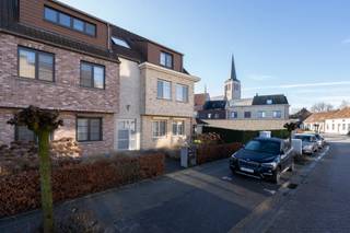 INSTAPKLAAR APPARTEMENT MIDDEN IN HET CENTRUMZeer gunstig gelegen appartement in het centrum van Wuustwezel. Ondergrondse afgesloten parkeergarage,...