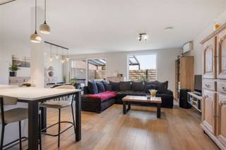 <p><span>Ruim en instapklaar gelijkvloers appartement in het hart van Vichte</span></p><p><span>In het centrum van Vichte bevindt zich dit recent en bijzonder ruim gelijkvloers appartement met een bewoonbare oppervlakte van maar liefst 144 m². Een eigendom die comfort, ruimte en een centrale ligging op een harmonieuze manier combineert.</span></p><p><span>Bij het binnenkomen valt meteen de aangename indeling en het gevoel van openheid op. De lichtrijke leefruimte sluit naadloos aan op de volledig ingerichte keuken, wat zorgt voor een praktische en gezellige woonbeleving.</span></p><p><span>Het appartement beschikt over drie volwaardige slaapkamers en maar liefst twee douchekamers, wat het bijzonder geschikt maakt voor gezinnen, koppels die ruimte wensen of wie comfortabel gelijkvloers wil wonen zonder in te boeten aan plaats.</span></p><p><span>Dankzij de recente afwerking en het instapklare karakter kan u hier zonder zorgen intrekken. Alles is aanwezig om meteen te genieten van een hedendaags en praktisch wooncomfort.</span></p><p><span>Gelegen in het centrum van Vichte, met winkels, openbaar vervoer en alle voorzieningen op wandelafstand, is dit een uitstekende opportuniteit voor wie centraal en ruim wil wonen.</span></p>