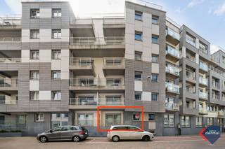 Ontdek dit instapklare appartement gelegen in een rustige straat op wandelafstand van de zee te Mariakerke. Dit ideale vakantie appartement op de gelijkvloerse verdieping heeft één slaapkamer, perfect voor een romantisch uitje of een ontspannen weekend weg. Geniet van de charme van Oostende terwijl je profiteert van de vele voorzieningen in de buurt. Of je nu houdt van strandwandelingen, winkelen of culinaire ervaringen, hier heb je alles binnen handbereik! Dit appartement wordt verkocht onder het regime van erfpacht. Mis deze unieke kans niet! Maak nu een afspraak voor een bezichtiging en ontdek jouw nieuwe thuis aan de Belgische kust!