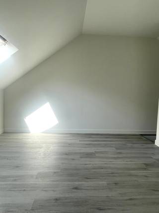 Dit éénslaapkamerappartement is gelegen op de eerste verdieping in een gebouw met lift. Het appartement beschikt over een leefruimte met keuken (koelkast, dampkap, kookplaat, oven). Via een vaste trap bereikt men de slaapkamer met aansluitend badkamer. De badkamer werd ingericht met een toilet, enkele wastafel en douche. Dit appartement is gelegen nabij centrum Aalst, op wandelafstand van de Grote Markt, winkels en station. Huurprijs: 675 EUR/ maand + 20 EUR lasten/ maand.