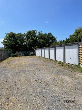 Perceel bouwgrond, ideaal voor een woning of appartementsgebouw.Voorzien van 8 achterliggende, reeds bestaande garages.Achterzijde van het perceel...
