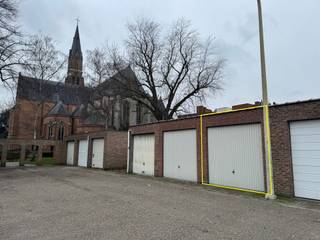 Spacious and deep garage for rent on the Louis Selsplein in Duffel. This garage is easily accessible and centrally located.With a gross depth of 7.9...