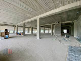 Fenomenaal gelegen nieuwbouw handelspand met een oppervlakte van 498 m² (uitbreidbaar tot 1.302 m²) te huur langs de bedrijvige Ieperse Steenweg,...