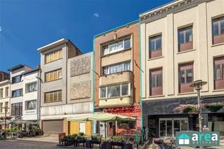 <p><span>Deze karaktervolle opbrengsteigendom bestaande uit een handelszaak en 6 studio’s is gelegen op een steenworp van het Centraal Station en perfect bereikbaar met tram, bus en trein, kortom een zeer strategische locatie in hartje Antwerpen. De Statiestraat is een levendige en goed ontsloten straat, omgeven door winkels en horeca. Een uitstekende opportuniteit voor wie zoekt naar een vlot bereikbare woon- of investeringslocatie binnen de stad.</span></p><p><span>Met zijn authentieke gevel en gunstige ligging biedt dit pand een uitstekende investeringsopportuniteit (Ideaal voor klassieke verhuur of als Airbnb)!</span></p><p><span> </span></p><p><span>Grootste troeven:</span></p><p><span>-Centrale locatie in bruisende buurt</span></p><p><span>-Pand met veel mogelijkheden en potentieel!</span></p><p><span>-Aparte meters nutsvoorzieningen</span></p><p><span>-Elke unit heeft zijn eigen CV-ketel</span></p><p><span>-Handelzaak verhuurd aan €1500/mnd, de studio’s telkens aan €500/mnd</span></p><p><span>-Toprendement van 7,41%!</span></p><p><span> </span></p><p><span>Indeling:</span></p><p><span>GLV: Handelszaak bestaande uit een polyvalente ruimte (35m²), geïnstalleerde keuken (13m²) en achteraan 2 toiletten (5m²). <br />V1 + V2 + V3 (telkens zelfde indeling): studio voorkant: living met open keuken, slaaphoek (25m²) ; studio achterkant: living met open keuken, slaaphoek. Beide studio’s beschikken over gemeenschappelijke badkamer met douche en WC (5m²).</span></p><p><span> </span></p><p><span>Voor meer informatie kan u terecht bij Area Partners. INFO@area.be of 03/284.60.60</span></p>