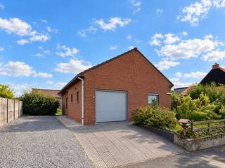 KNUSSE OPEN BEBOUWING met TUIN, INPANDIGE GARAGE, rustig gelegen in een DOODLOPENDE STRAAT in Lierde. Deze verzorgde woning beschikt over DAK- EN MUURISOLATIE, HOOGRENDEMENTSBEGLAZING en een LUCHT-LUCHTWARMTEPOMP MET AIRCO. Via de inkomhal met gastentoilet bereikt u de LICHTRIJKE LEEFRUIMTE en ingerichte keuken. Verder zijn er op het gelijkvloers 3 SLAAPKAMERS en een badkamer, ideaal voor wie graag alles op één niveau heeft. De zolder biedt EXTRA OPBERGRUIMTE en dankzij de inpandige garage en ruime oprit is er voldoende parkeergelegenheid. Buiten geniet u van een AANGENAME TUIN MET TERRAS. Rustig wonen met een VLOTTE BEREIKBAARHEID richting Brakel, Ninove, Geraardsbergen en Zottegem.<br /><br />Adres: Caudenberg 67A te Lierde