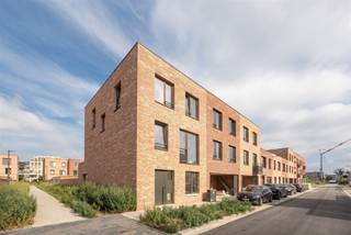 <p><span> </span></p><p><span>Droom je van een nieuwbouwwoning zonder aankoop onder btw-stelsel? Dan is dit je kans. In deze recent opgeleverde woning geniet je van alle hedendaagse comfort – warmtepomp, vloerverwarming, ventilatiesysteem, zonnepanelen en een E-peil onder 30 – waar je uitzonderlijk registratierechten op kan betalen. Gelegen in een rustige, doodlopende straat temidden het Boekenbergpark en Te Boelaerpark, woon je hier in een</span><span> </span><span>gezellige woongemeenschap en groene buurt met alle voorzieningen vlakbij. XL-staanplaats optioneel aan te kopen (€ 25.000).</span></p><p><span> </span></p><p><span>Licht, ruimte & hedendaags comfort</span></p><p><span>Van zodra je binnenkomt, valt de royale inkomhal op. De stijlvolle XL-tegelvloer loopt door over het volledige huis en zorgt voor een strak en tijdloos geheel. Er is meer dan voldoende plaats voor een vestiaire, terwijl aan de overzijde nog ruimte overblijft voor een speelhoek of een compacte thuiswerkplek. Links bevindt zich het gastentoilet met hangtoilet en lavabo.</span></p><p><span>Rechtdoor stap je de indrukwekkende leefkeuken binnen. Dankzij de hoekligging, het extra zijraam en het grote schuifraam naar de tuin baadt deze ruimte de hele dag in het natuurlijke licht. Binnen en buiten lopen hier naadloos in elkaar over. De moderne keuken is volledig uitgerust met Whirlpool-toestellen, waaronder een koelkast, diepvries met drie lades, combi-oven, vaatwasser, inductiekookplaat en een ruime spoelbak. Aansluitend bevindt zich de technische ruimte, waar alle technieken netjes zijn ondergebracht: ventilatiesysteem, aansluiting was-droogcombinatie, warmtepomp, omvormer van de zonnepanelen en de nutsvoorzieningen.</span></p><p><span> </span></p><p><span>Vier volwaardige slaapkamers en twee badkamers</span></p><p><span>Op de eerste verdieping bevindt zich de royale leefruimte aan de voorzijde van de woning. Dezelfde stijlvolle XL-tegelvloer loopt hier naadloos door en, in combinatie met de grote raampartijen, zorgt dit voor een aangename lichtinval en een heerlijk ruimtelijk gevoel. Achteraan vindt u de eerste slaapkamer: een comfortabele master bedroom met een prachtig uitzicht op de tuin dankzij de twee hoge raampartijen. De ensuite badkamer is stijlvol afgewerkt met kwalitatieve materialen en beschikt over een ruime inloopdouche, dubbel lavabomeubel met onderkasten en een grote spiegel.</span></p><p><span> </span></p><p><span>De tweede verdieping telt nog drie volwaardige slaapkamers, waardoor deze woning perfect is voor een gezin of wie extra ruimte zoekt. De nachthal baadt in het daglicht dankzij een lichtkoepel en geeft toegang tot een apart gastentoilet met handenwasser en de tweede badkamer. Net als de ensuite badkamer werd ook deze afgewerkt in dezelfde moderne, hoogwaardige stijl en uitgerust met een inloopdouche, ligbad en een dubbel lavabomeubel met onderkasten en spiegel.</span></p><p><span> </span></p><p><span>Groen wonen tussen twee parken</span></p><p><span>De ligging is een absolute meerwaarde. In deze rustige, doodlopende straat woon je tussen het Te Boelaerpark en het Boekenbergpark, met zijn bekende zwemvijver. Ideaal voor wie houdt van wandelen, lopen, fietsen of gewoon genieten van het groen. De woning maakt deel uit van een moderne woongemeenschap waar veel aandacht is besteed aan publieke ruimte en ontmoeting. Via de tuin heb je bovendien rechtstreeks toegang tot de gemeenschappelijke binnenruimte en speelzone. Winkels, scholen, supermarkten, tram, bus en een Velo-station bevinden zich vlakbij. Ook gezellige adresjes zoals Brasserie De Ekster liggen op wandelafstand, terwijl je dankzij de nabijheid van de Ring en belangrijke invalswegen snel in alle windrichtingen kan vertrekken.</span></p><p><span> </span></p>