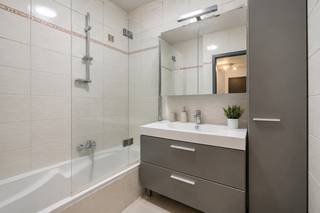 <p>In een aangenaam gebouw in hartje Buizingen bevindt zich dit <strong>compact appartement</strong> met <strong>twee slaapkamers</strong>. De ruimtes zijn praktisch ingedeeld en genieten van <strong>veel natuurlijk licht</strong>.</p>
<p>De <strong>keuken is goed uitgerust</strong> en sluit aan bij de leefruimte, wat zorgt voor een comfortabel geheel. Aan zowel de voor- als achterzijde is er een <strong>terras</strong>, ideaal om van de buitenlucht te genieten.</p>
<p>De ligging is <strong>zeer centraal</strong>, vlak bij <strong>scholen, winkels, het zwembad en het centrum van Halle</strong>. Ook openbaar vervoer en belangrijke verbindingswegen zijn gemakkelijk bereikbaar.<br />EPC D</p>
<p>Een <strong>praktisch en verzorgd appartement</strong> op een <strong>goede locatie</strong>.<br />Indien vragen / plaats bezoeken aarzel niet om ons te contacteren op het volgend gsm nr 0471/58 48 87<br /><br /></p>