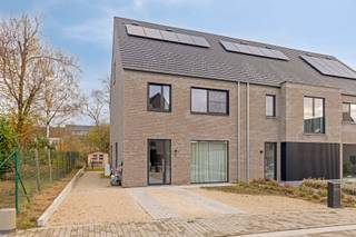Discover this beautiful and energy-efficient new build home from 2024, located in a quiet dead-end new development in Affligem.The house combines...