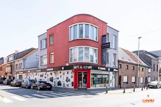 Op een <strong>commerciële toplocatie</strong> langs de Brugsesteenweg in Mariakerke bevindt zich deze instapklare winkelruimte met magazijn, momenteel ingericht als “Art & Craft”. Dankzij de grote raampartijen en de <strong>sterke passage</strong> is dit pand ideaal geschikt voor detailhandel, atelier, showroom, burelen of dokterskabinet. De ligging zorgt voor een vlotte verbinding richting het centrum van Gent, Mariakerke en de R4. Bovendien is het pand uitstekend bereikbaar met het openbaar vervoer. <strong>Parkeergelegenheid </strong>is beschikbaar in de straat en in de directe omgeving. <br /><br />Via een <strong>aparte ingang</strong> bereikt u het appartement op het eerste verdiep. Het appartement beschikt over een <strong>ruime woonkamer</strong> met toegang tot de aparte keuken en een eerste slaapkamer met en-suite badkamer. Op het tweede verdiep bevindt zich een ruime open kamer die kan worden ingericht als tweede slaapkamer, hobbyruimte of bureau. De ruimte is voorzien van ingemaakte kasten en twee praktische bergingen. <br /><br /><strong>Kenmerken:</strong>
<ul>
<li>Totale oppervlakte: ca. 450 m²</li>
<li>Grote raampartijen met veel natuurlijke lichtinval</li>
<li><span>Polyvalente indeling van het winkelgedeelte met afzonderlijk magazijn</span></li>
<li><span>Aparte bureauruimte aanwezig</span></li>
<li><span>Koer</span></li>
<li><span>Airconditioning aanwezig</span></li>
</ul>
Wenst u dit pand te bezichtigen? Aarzel niet ons te contacteren via 09 278 88 88.