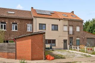 Deze standaard rijwoning is gelegen in Tienen en beschikt over ruime woonkamer en halfopen keuken met eetkamer.<br />Inclusief zijn 3 slaapkamers die voorzien zijn van airco en ook 1 badkamer. De woning is uitgerust met 14 zonnepanelen. De tuin is gelegen op het noorden, waardoor je gedurende de hele dag van de zon kunt genieten. Daarnaast is er ook een terras aanwezig waar je heerlijk kunt ontspannen. Dit woonhuis beschikt ook over 4 parkeerplaatsen, wat het ideaal maakt voor een gezin. Kortom, deze woning in Tienen is ideaal voor wie op zoek is naar een combinatie van rust, ruimte en comfort. Met zijn gunstige ligging en vele mogelijkheden is het een ideaal plekje om thuis te komen.